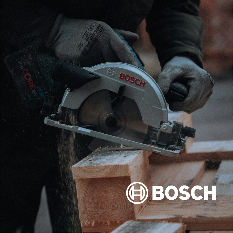Stichsäge von der Marke Bosch, im Vordergrund liegt das Logo von Bosch.