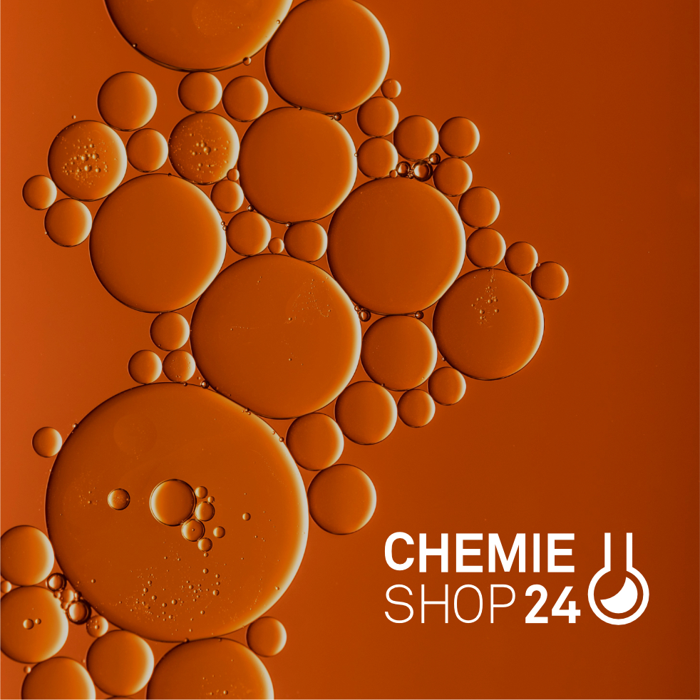 Luftblasen in orangener Flüssigkeit, im Vordergrund liegt das Logo des Chemieshop24.